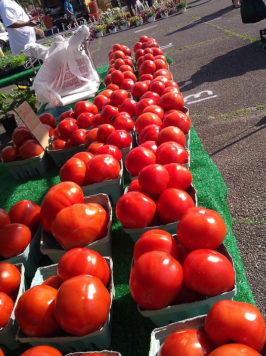 tomatoes at farmers market